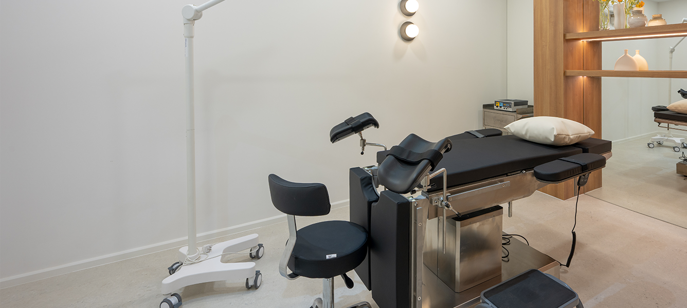 VIVV Clinic เราทำหัตถการในห้องที่ออกแบบให้เป็นส่วนตัว อบอุ่น ปลอดเชื้อ